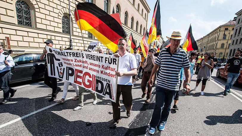 Eine Pegida-Demo führt im Juni an der Staatsbibliothek vorbei.