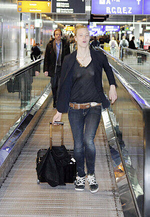 Larissa bei ihrer Ankunft am Frankfurter Flughafen. Den BH hat sie &ndash; richtig: vergessen.