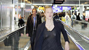 Larissa bei ihrer Ankunft am Frankfurter Flughafen. Den BH hat sie – richtig: vergessen. Larissa bei ihrer Ankunft am Frankfurter Flughafen. Den BH hat sie – richtig: vergessen.