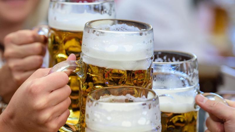 Auftakt zum Oktoberfest. Besucherinnen prosten sich im Paulaner-Festzelt mit ihrer ersten Maß Bier zu. Auftakt zum Oktoberfest. Besucherinnen prosten sich im Paulaner-Festzelt mit ihrer ersten Maß Bier zu.