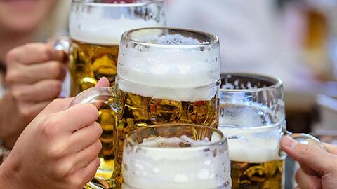 Auftakt zum Oktoberfest. Besucherinnen prosten sich im Paulaner-Festzelt mit ihrer ersten Maß Bier zu.