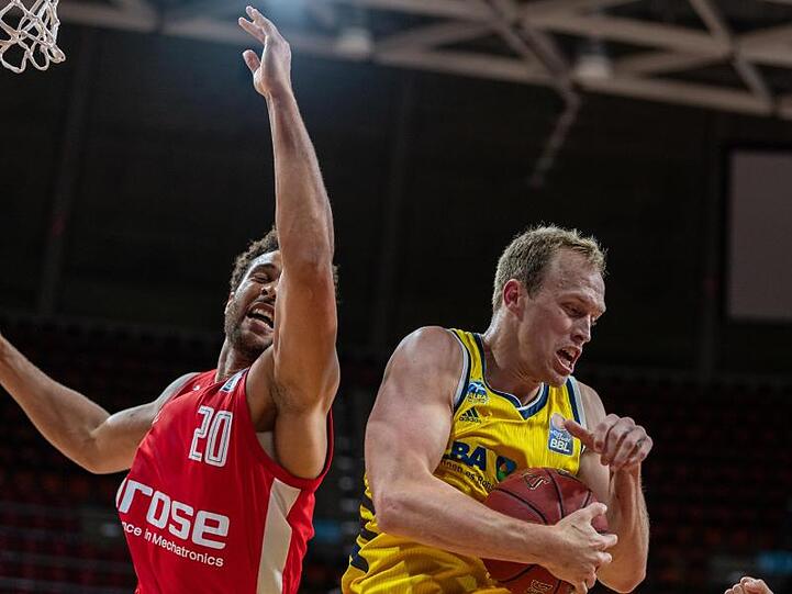 Elias Harris von Bamberg und Luke Sikma von Berlin (l-r.) in Aktion. Foto: Tilo Wiedensohler/camera4 GbR/BBL/Pool/dpa