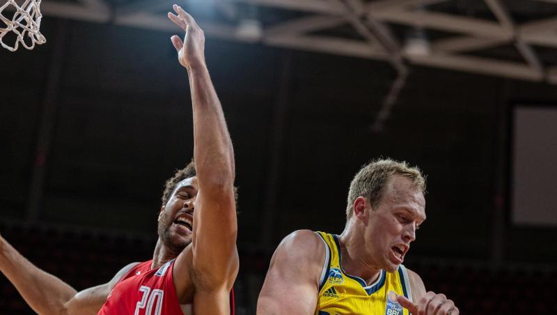 Elias Harris von Bamberg und Luke Sikma von Berlin (l-r.) in Aktion. Foto: Tilo Wiedensohler/camera4 GbR/BBL/Pool/dpa