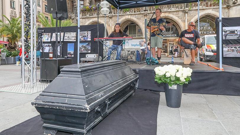 Ein symbolischer Sarg: Donnerstag beim Gedenktag auf dem Marienplatz.