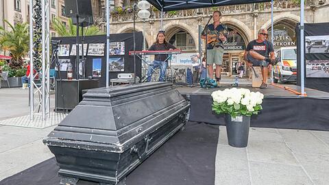 Ein symbolischer Sarg: Donnerstag beim Gedenktag auf dem Marienplatz.