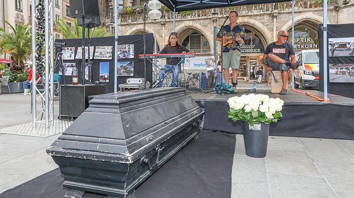 Ein symbolischer Sarg: Donnerstag beim Gedenktag auf dem Marienplatz.