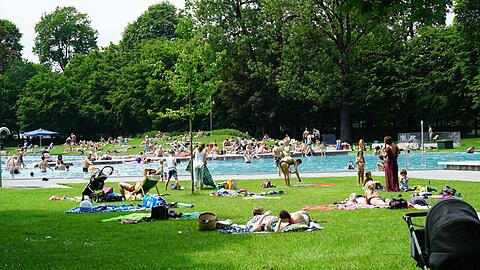 Direkt an der Isar in idyllischer Umgebung liegt das älteste Bad Münchens: das Schyrenbad.