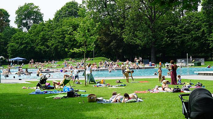 Direkt an der Isar in idyllischer Umgebung liegt das älteste Bad Münchens: das Schyrenbad.