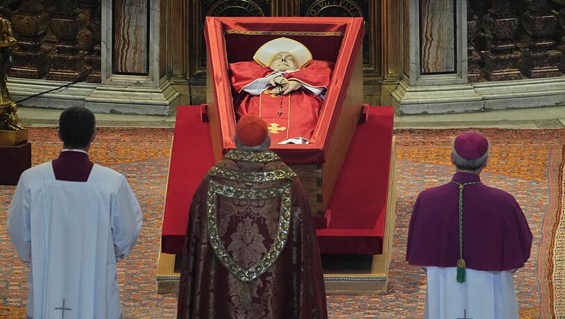 Bis Freitagabend ist Franziskus im Petersdom aufgebahrt.