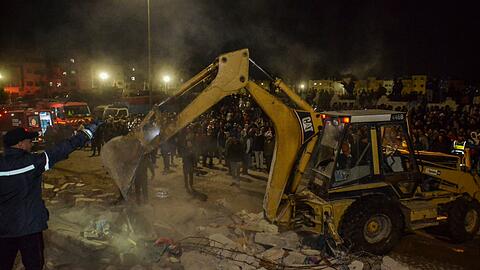 In dem eingest&uuml;rzten Haus wohnten nach staatlichen Angaben acht Familien.
