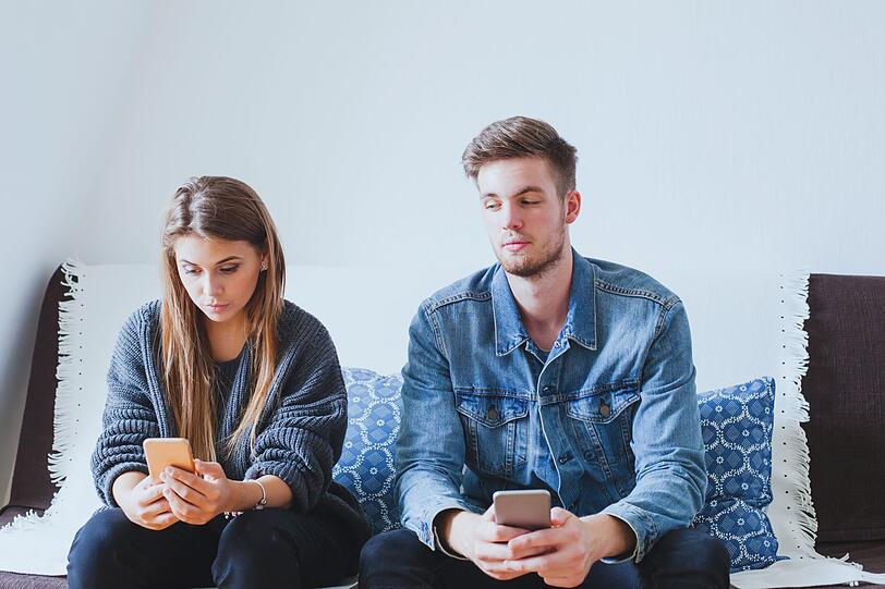 Die Anwesenheit eines Smartphones allein kann ein Gespräch negativ beeinflussen. Das ist das Ergebnis einer Studie der britischen University of Essex. Das Handy in Sichtweite würde Empathie und Vertrauen verringern, so die Wissenschaftler. Der Partner wird sich auf Dauer ungeliebt und wertlos fühlen, wenn Sie dem Handy mehr Zuneigung und Aufmerksamkeit schenken als ihm. Schließlich möchte er oder sie nicht nur die zweite Geige bei Ihnen spielen. Die Anwesenheit eines Smartphones allein kann ein Gespräch negativ beeinflussen. Das ist das Ergebnis einer Studie der britischen University of Essex. Das Handy in Sichtweite würde Empathie und Vertrauen verringern, so die Wissenschaftler. Der Partner wird sich auf Dauer ungeliebt und wertlos fühlen, wenn Sie dem Handy mehr Zuneigung und Aufmerksamkeit schenken als ihm. Schließlich möchte er oder sie nicht nur die zweite Geige bei Ihnen spielen.