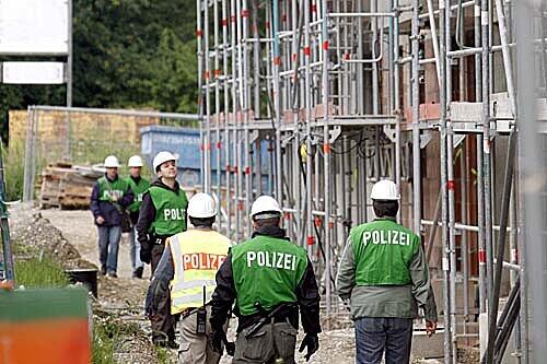 Razzia auf einer Baustelle in Großhadern: Beamte des Zoll überprüfen Arbeiter.