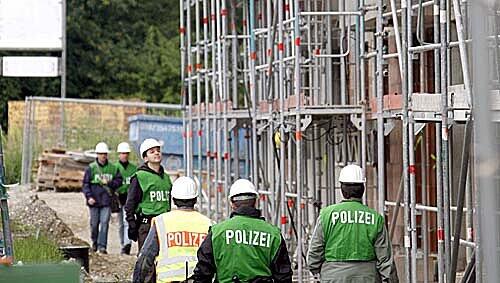 Razzia auf einer Baustelle in Großhadern: Beamte des Zoll überprüfen Arbeiter. Razzia auf einer Baustelle in Großhadern: Beamte des Zoll überprüfen Arbeiter.
