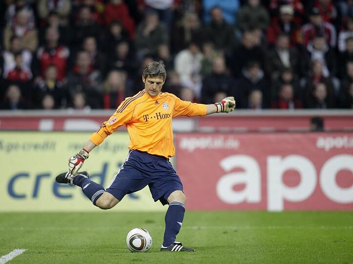 Kann's auch mit den Füßen: Bayerns Torwart Hans-Jörg Butt.