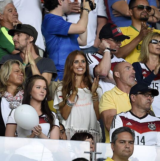 Lena Gercke, Sarah Brandner, Cathy Fischer. Sehen Sie hier, wie die besseren Hälften unserer DFB-Kicker das 7:1 gegen Brasilien miterlebt haben.