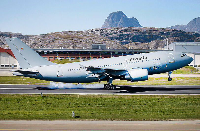 Ein Tankflugzeug Airbus 310 MRTT der Bundeswehr hat erstmals einen Kampfeinsatz in Syrien begleitet.
