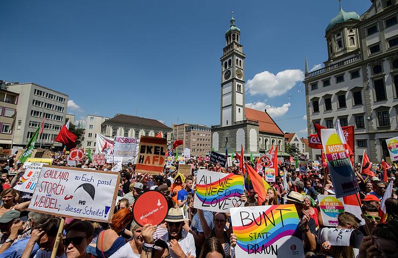 Tausende Menschen protestieren in Augsburg gegen den AfD-Parteitag.
