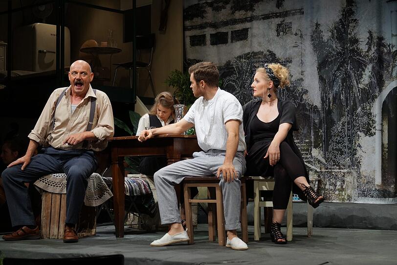 Statt Harem mit Pascha eine Künstlergruppe mit Guru: Bernd Gebhardt als Osmin, hinten Isabel Kott (Camille), vorne Joshua Spink (Pedrillo) und Andrea Jörg (Blonde).