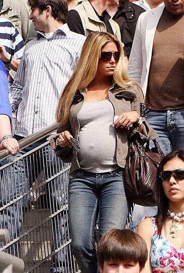 Kurz darauf ziehen Sylvie und Rafael nach Hamburg. 2006 präsentiert sie stolz ihren Babybauch auf der Tribüne.