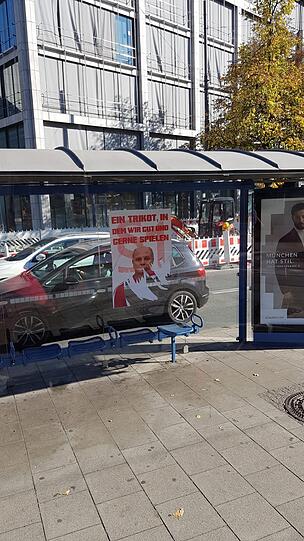 An Litfasssäulen oder über Wahlplakaten - überall in der Stadt sah man zuletzt Plakate der Fan-Initiative "Die Clubfarben sind rot und weiß".