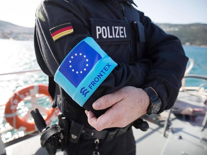 Ein Beamter der Bundespolizei See steht im Hafen der Insel Samos auf dem Vordeck des Streifenboots BP 62 "Uckermark".