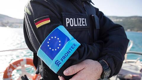 Ein Beamter der Bundespolizei See steht im Hafen der Insel Samos auf dem Vordeck des Streifenboots BP 62 "Uckermark".