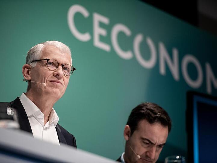 Ceconomy-Chef Bernhard Düttmann (l) und Managing Director Ferran Reverter der Media-Saturn-Holding.