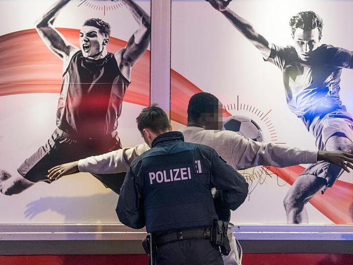 Großrazzia im berüchtigten Frankfurter Bahnhofsviertel: Manchmal sind dabei bis zu 500 Beamte im Einsatz.