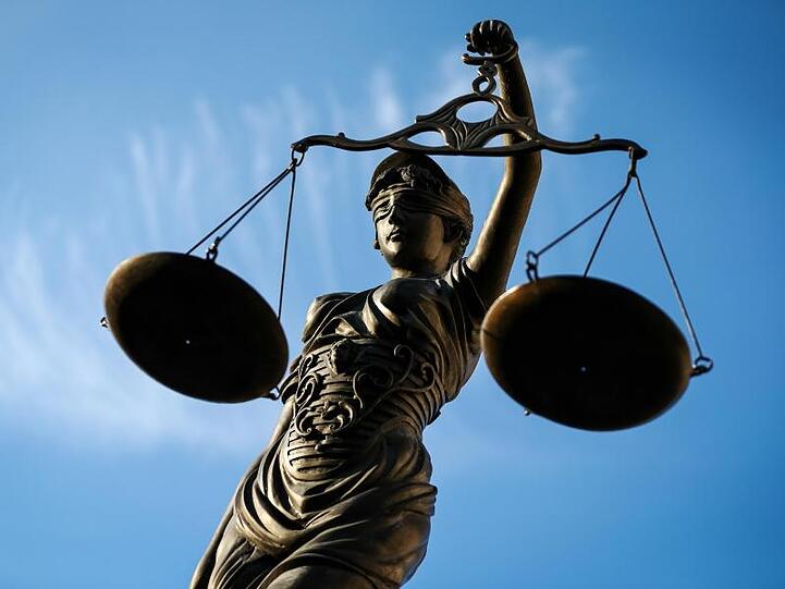 Eine Statue der Justitia hält eine Waage in ihrer Hand. Foto: David-Wolfgang Ebener/dpa/Symbolbild
