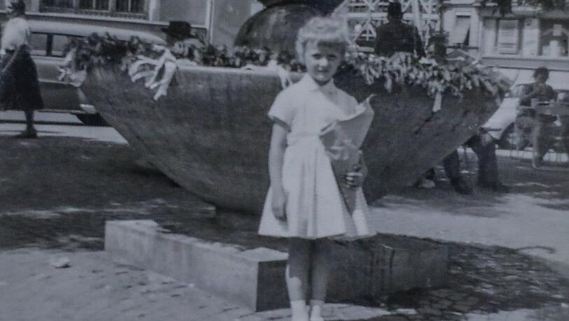 Inge Rainer 1957 mit der Schultüte und Tauben vor dem Valentinsbrunnen, ihre Oma hat damals ihre Blumen-Verkaufskiste genau gegenüber. Inge Rainer 1957 mit der Schultüte und Tauben vor dem Valentinsbrunnen, ihre Oma hat damals ihre Blumen-Verkaufskiste genau gegenüber.