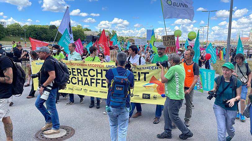 Der Demozug mit mehreren tausend Teilnehmern startet an der Theresienwiese.