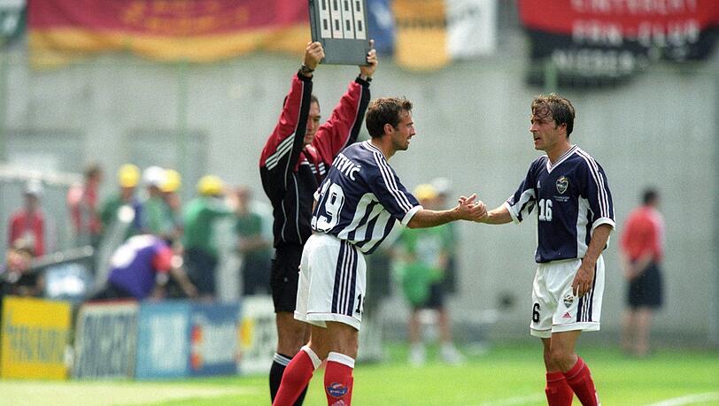 21. Juni 1998: Miroslav Stevic kommt bei der WM 1998 in Frankreich im Gruppenspiel gegen Deutschland für Zeljko Petrovic ins Spiel und spielt erstmals in seinem Leben Linksverteidiger. 21. Juni 1998: Miroslav Stevic kommt bei der WM 1998 in Frankreich im Gruppenspiel gegen Deutschland für Zeljko Petrovic ins Spiel und spielt erstmals in seinem Leben Linksverteidiger.