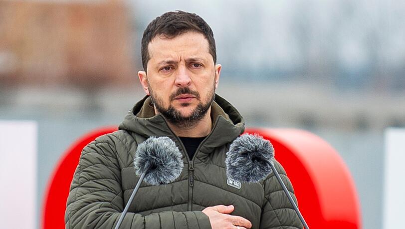 Der ukrainische Präsident Wolodymyr Selenskyj, während einer Gedenkveranstaltung in Butscha.