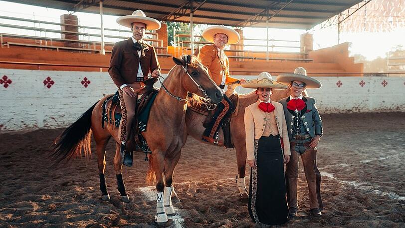 "Die Braut, ihr Mann, die Eltern & Wir! Kai und Knossi auf Hochzeitsreise": Einblicke wie es sie so noch nie gab, große Gefühle, jede Menge Spaß und zwei ganz besondere Hochzeitsgäste. Kai Pflaume (l.) und Jens "Knossi" Knossalla - auf Pferden - mit dem Brautpaar aus Mexiko. "Die Braut, ihr Mann, die Eltern & Wir! Kai und Knossi auf Hochzeitsreise": Einblicke wie es sie so noch nie gab, große Gefühle, jede Menge Spaß und zwei ganz besondere Hochzeitsgäste. Kai Pflaume (l.) und Jens "Knossi" Knossalla - auf Pferden - mit dem Brautpaar aus Mexiko.