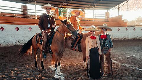 "Die Braut, ihr Mann, die Eltern & Wir! Kai und Knossi auf Hochzeitsreise": Einblicke wie es sie so noch nie gab, große Gefühle, jede Menge Spaß und zwei ganz besondere Hochzeitsgäste. Kai Pflaume (l.) und Jens "Knossi" Knossalla - auf Pferden - mit dem Brautpaar aus Mexiko.