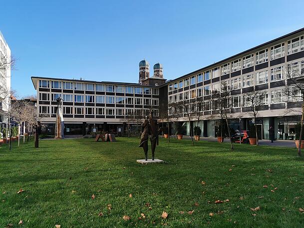 In der Maxburg kann man eine Tasse Kaffee mit Blick auf gute Architektur und Kunst genie&szlig;en oder einfach nur durchatmen.