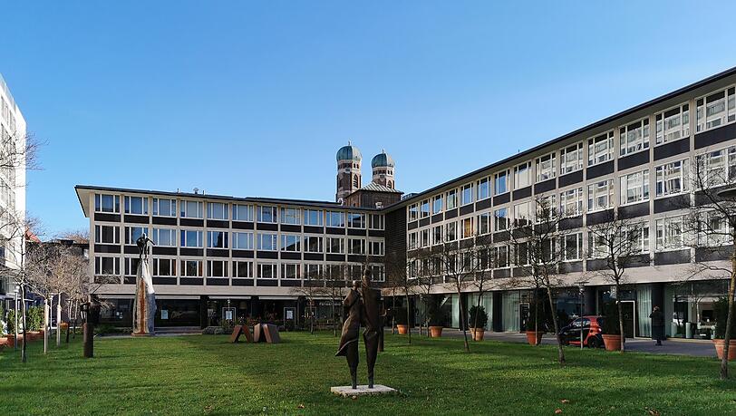 In der Maxburg kann man eine Tasse Kaffee mit Blick auf gute Architektur und Kunst genie&szlig;en oder einfach nur durchatmen.