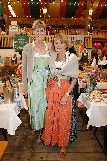Schützen-Zelt-Wirtin Petra Reinbold (l.) mit Schauspielerin Uschi Glas. Schützen-Zelt-Wirtin Petra Reinbold (l.) mit Schauspielerin Uschi Glas.