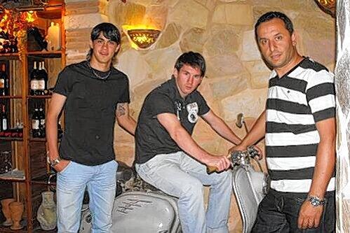 Ein Weltstar in Nürnberg: Lionel Messi (2. v.l.) sein Bruder Matthias, Freund Enzo Pennavaria, Ex-Club-Profi José Consalves und Messis Cousin Emanuel Biancucchi (v.l.).
