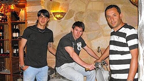 Ein Weltstar in Nürnberg: Lionel Messi (2. v.l.) sein Bruder Matthias, Freund Enzo Pennavaria, Ex-Club-Profi José Consalves und Messis Cousin Emanuel Biancucchi (v.l.). Ein Weltstar in Nürnberg: Lionel Messi (2. v.l.) sein Bruder Matthias, Freund Enzo Pennavaria, Ex-Club-Profi José Consalves und Messis Cousin Emanuel Biancucchi (v.l.).