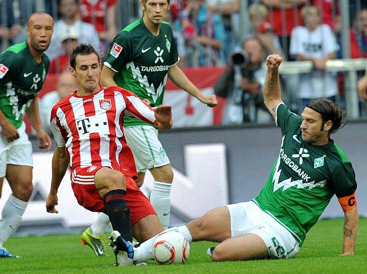 Routiniers unter sich: Miroslav Klose im Duell mit Thorsten Frings.
