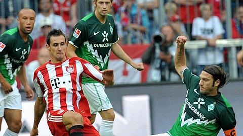 Routiniers unter sich: Miroslav Klose im Duell mit Thorsten Frings.