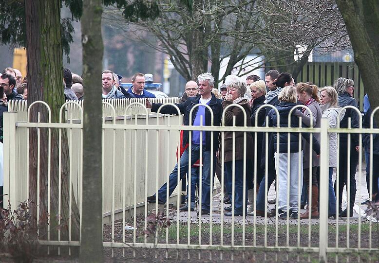 Diese Bilder gehen an die Substanz: Eltern trauern vor der Stekske Schule in Lommel (Belgien) um die Kinder, die bei dem Bus-Unglück in der Schweiz ums Leben gekommen sind.