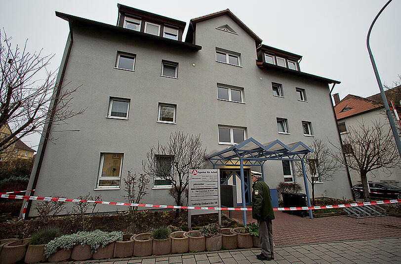 Die Polizei hat das Jobcenter in der Ludwig-Siebert-Straße abgeriegelt.