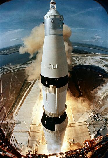 Die 363 Fuß lange Saturn V-Rakete startet mit der Apollo 11-Crew von Pad A, Launch Complex 39, im Kennedy Space Center.