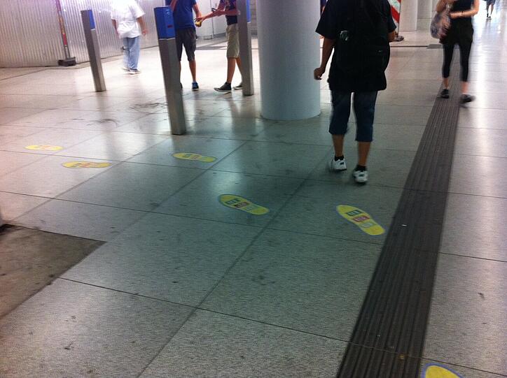 ... dann um die Ecke bis zur Rolltreppe. Dort sieht es jetzt komplett anders aus...