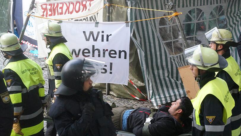 Das Hungerstreik-Camp auf dem Münchner Rindermarkt ist Ende Juni von der Polizei geräumt worden. Das Hungerstreik-Camp auf dem Münchner Rindermarkt ist Ende Juni von der Polizei geräumt worden.