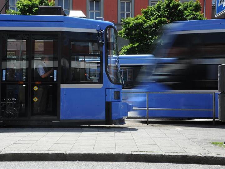 Eine Trambahn fährt am Hauptbahnhof an einer anderen Trambahn vorbei. Foto: Fabian Nitschmann/Archivbild