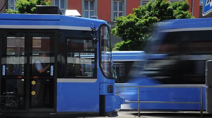 Eine Trambahn fährt am Hauptbahnhof an einer anderen Trambahn vorbei. Foto: Fabian Nitschmann/Archivbild