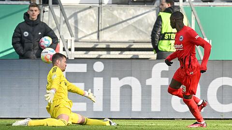 Randal Kolo Muani (r) brachte die Eintracht früh in Führung.
